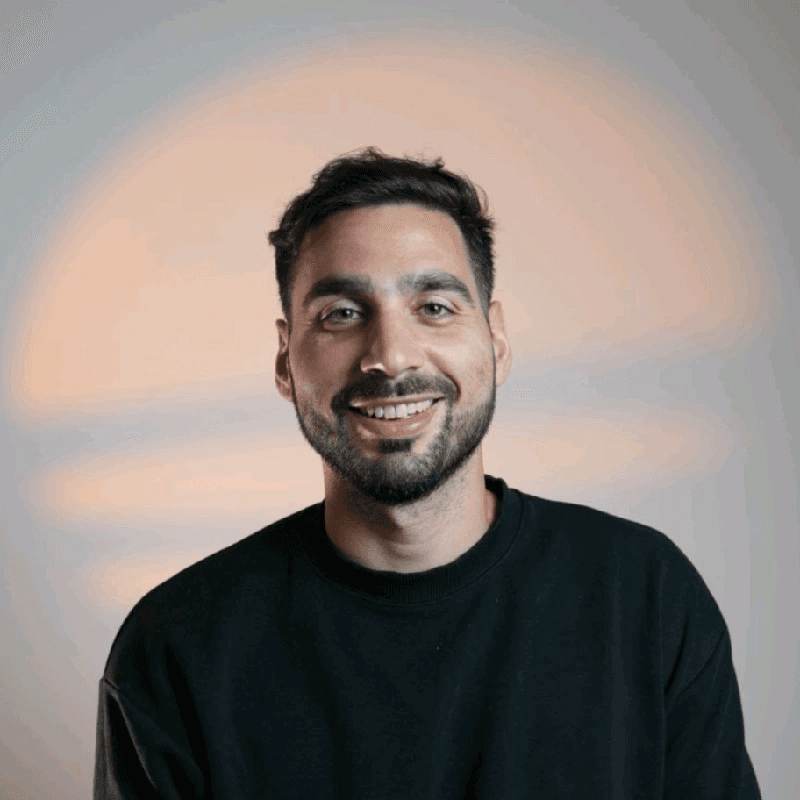 Ersin Kurt, lächelnd, im schwarzen Pullover
